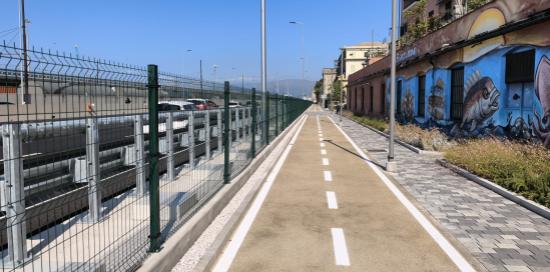 Un tratto della nuova pista ciclabile di Lungomare Canepa