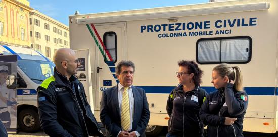 L'assessore Ferrante davanti alla colonna mobile ANCI della Protezione Civile L'assessore Ferrante davanti alla colonna mobile ANCI della Protezione Civile