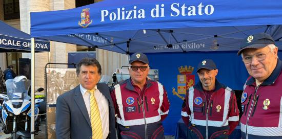L'assessore Ferrante davanti allo stand della Polizia di Stato L'assessore Ferrante davanti allo stand della Polizia di Stato