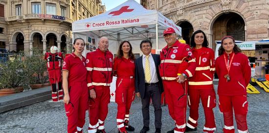 L'assessore Ferrante con i volontari della Croce Rossa Italiana L'assessore Ferrante con i volontari della Croce Rossa Italiana