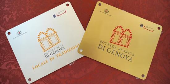 Due delle targhe consegnate alle 8 nuove botteghe storiche e ai 12 nuovi locali di tradizione