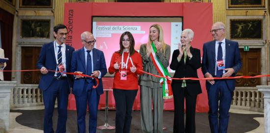 Il taglio del nastro a simboleggiare l'inaugurazione del Festival della Scienza