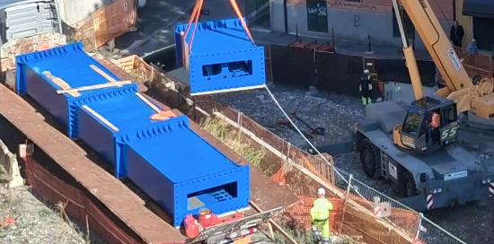 Sollevamento di un "blocco" del viadotto della nuova metropolitana Sollevamento di un "blocco" del viadotto della nuova metropolitana