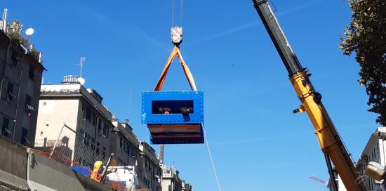 Sollevamento di un "blocco" del viadotto della nuova metropolitana Sollevamento di un "blocco" del viadotto della nuova metropolitana