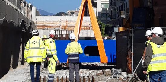 Sollevamento di un "blocco" del viadotto della nuova metropolitana
