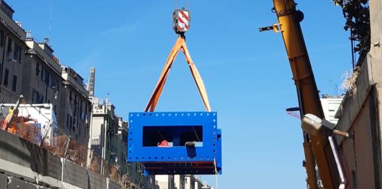 Sollevamento di un "blocco" del viadotto della nuova metropolitana Sollevamento di un "blocco" del viadotto della nuova metropolitana