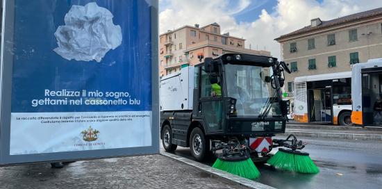 Una spazzatrice di AMIU impegnata nella pulizia del bordo di una strada genovese