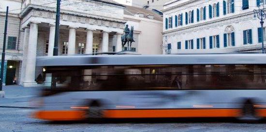 bus in paizza de ferrari
