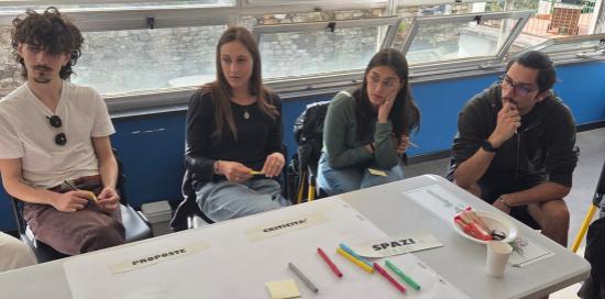 Ragazze e ragazzi durante un momento di condivisione di spunti e suggestioni