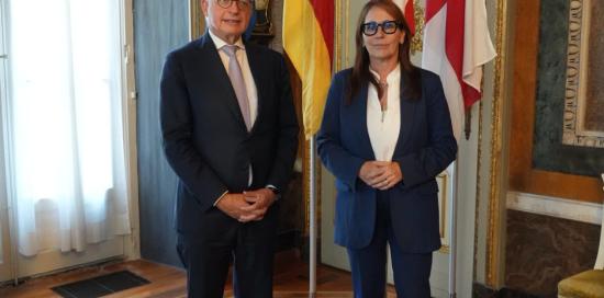 L'ambasciatore Hans-Dieter Lucas insieme all'assessora Tiziana Beghin (foto intera)