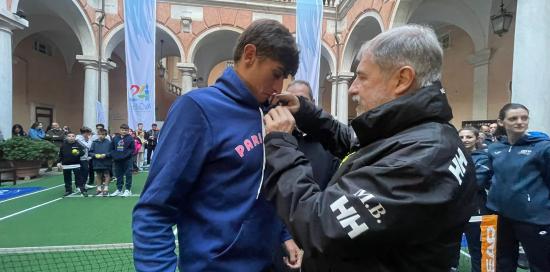il sindaco bucci regala ad arnaldi la spilla di genova