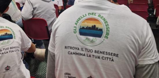T-shirt con il logo de "Gli Anelli del Benessere" e lo slogan "Ritrova il tuo benessere, cammina la tua città"