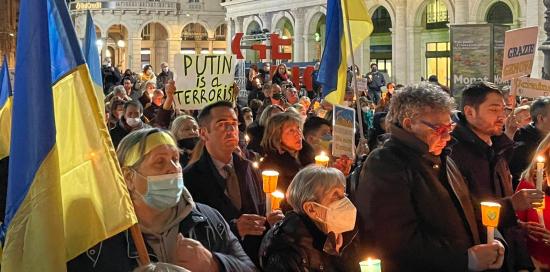 gente e bandiere dell'Ucraina