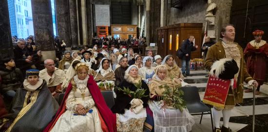 I figuranti dei Gruppi Storici seduti nella Cattedrale durante la rappresentazione del Presepe vivente