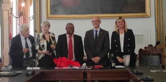 fotyo di gruppo con Campora e componenti della delegazione