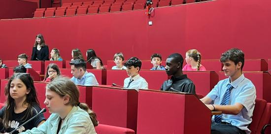 Gli studenti delle scuole Borsi e Cambiaso di Quezzi seduti sui banchi del Consiglio comunale - foto in primo piano