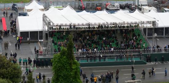 La tribuna allestita per la sfilata e il monumento ai Caduti di piazza della Vittoria