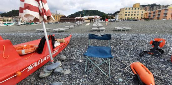 La nuova spiaggia fotografata dal mare, in primo piano la postazione del bagnino responsabile della sicurezza in acqua