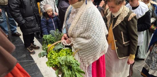 Una figurante di un Gruppo Storico sulla scalinata della Cattedrale