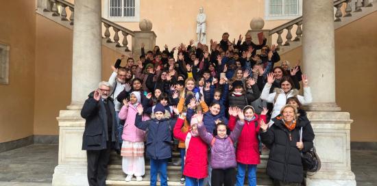 Bimbi e insegnanti sullo scalone di Palazzo Tursi insieme ai presidenti Villa e Macchi, e al consigliere Caraffini Bimbi e insegnanti sullo scalone di Palazzo Tursi insieme ai presidenti Villa e Macchi, e al consigliere Caraffini