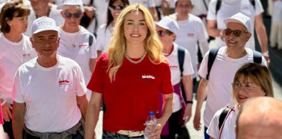 La sindaca Salis in mezzo ai partecipanti alla festa, tutti con maglietta e cappellino bianchi del progetto "Sport Senior" La sindaca Salis in mezzo ai partecipanti alla festa, tutti con maglietta e cappellino bianchi del progetto "Sport Senior"