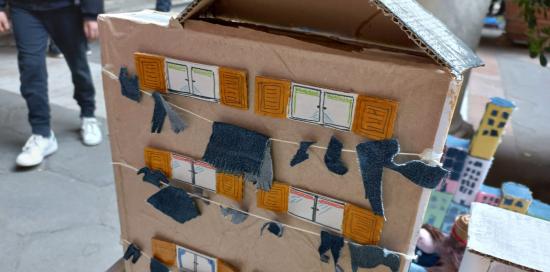 casette di presepe con panni stesi in tela jeans