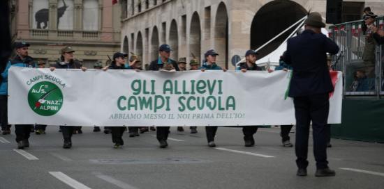 Gli allievi del campo scuola degli Alpini sfilano insieme al loro striscione