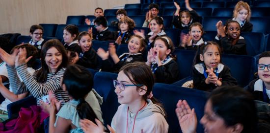 Bambine e bambini nella sala del Teatro Stradanuova Bambine e bambini nella sala del Teatro Stradanuova