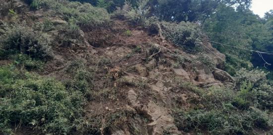 Il costone di roccia parzialmente franato a Fabbriche