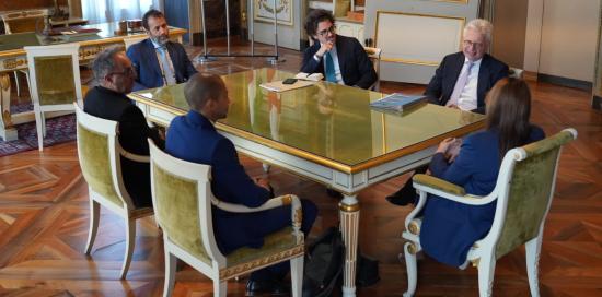 L'ambasciatore Hans-Dieter Lucas seduto al tavolo dell'Ufficio di rappresentanza del sindaco