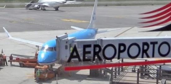 aeroplano durante operazioni scarico bagagli in aeroporto di Genova