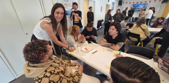 La consigliera Ghio a colloquio con alcune ragazze e ragazzi