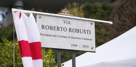 Il momento della scopertura della targa