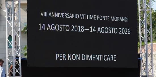 Lo schermo con la scritta "14 agosto 2018-14 agosto 2026: per non dimenticare" Lo schermo con la scritta "14 agosto 2018-14 agosto 2026: per non dimenticare"