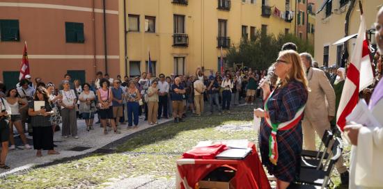 L'intervento dell'assessora Bruzzone nella parte alta di Campo Pisano, davanti a lei un gruppo di spettatrici e spettatori