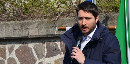 assessore Giorgio Viale parla al microfono