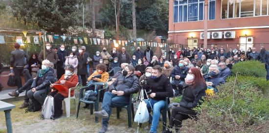 i partecipanti all'assemblea seduti all'aperto