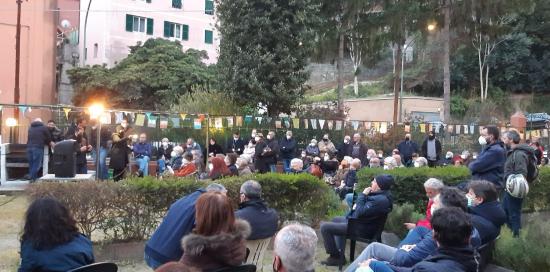 i partecipanti all'assemblea seduti all'aperto