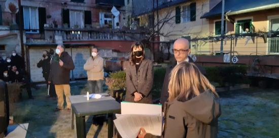 Campora parla insieme ad altre persone