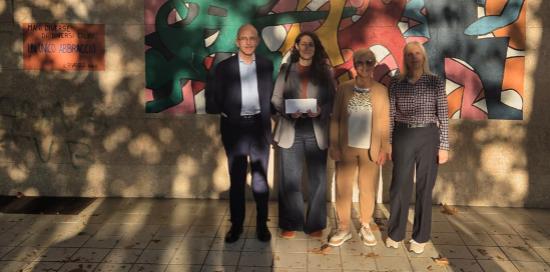 L’assessora Coppola insieme al dirigente scolastico e alle insegnanti dell’IC Rivarolo