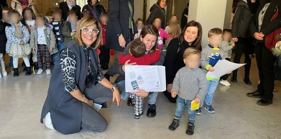 assessore Brusoni insieme a bimbi e genitori