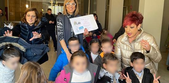 assessore Brusoni insieme ai bimbi