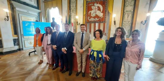 Foto di gruppo post conferenza stampa: assessore Mascia, team GBU, rappresentanti delle aziende