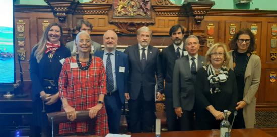 Il sindaco Bucci attorniato anche da alcuni rappresentanti del Club Business Italia di Londra