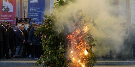 Il falò del "Confeugo" in piazza De Ferrari