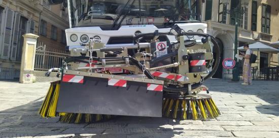 Dettaglio nuovo mezzo elettrico Amiu (spazzatrice)
