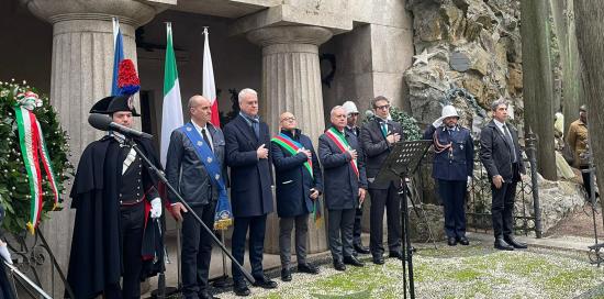 foto di gruppo davanti alla tomba di Mazzini