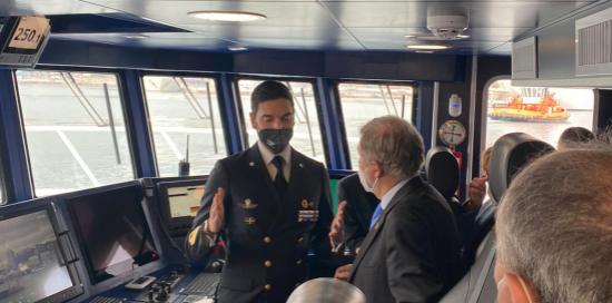 Marco Bucci parla con ufficiale sul ponte di comando