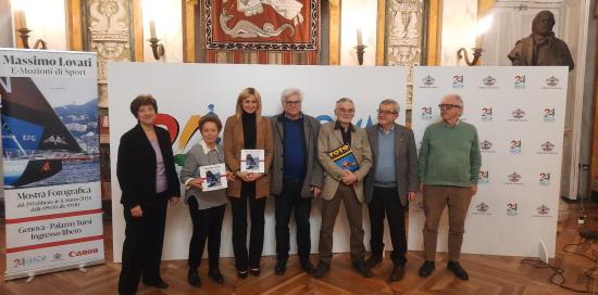 Foto di gruppo nel Salone di Rappresentanza di Palazzo Tursi: presente il grande fotografo genovese Massimo Lovati