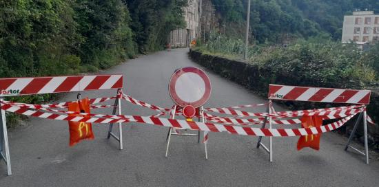 Transenne e nastro a impedire il transito in via delle Fabbriche